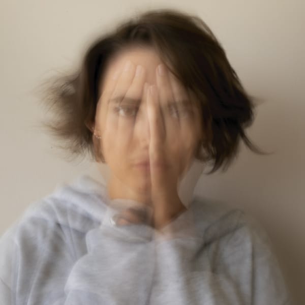 Pessoa em reflexão, representando intensidade emocional e saúde mental