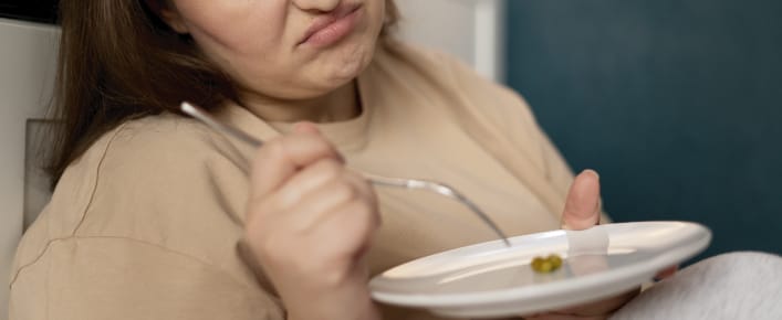 Alimentos organizados em uma mesa, simbolizando rotina alimentar e cuidado