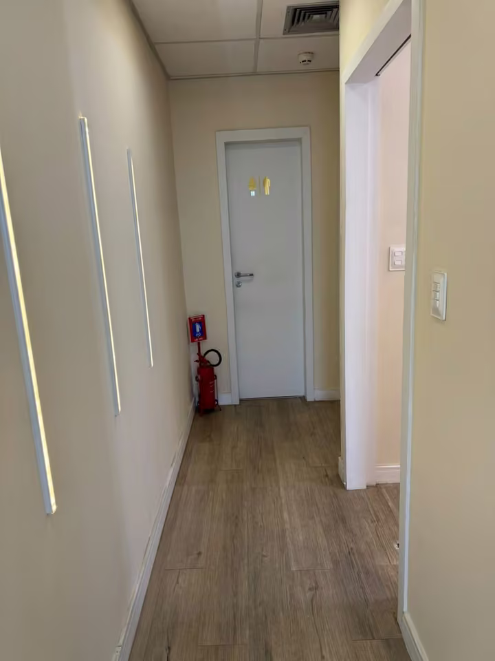 Corredor interno de acesso ao consultório da Dra. Sofia Reis