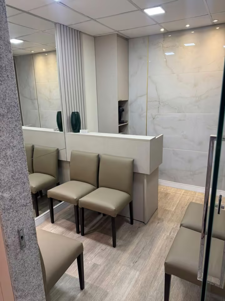 Recepção do consultório da Dra. Sofia Reis com cadeiras e balcão