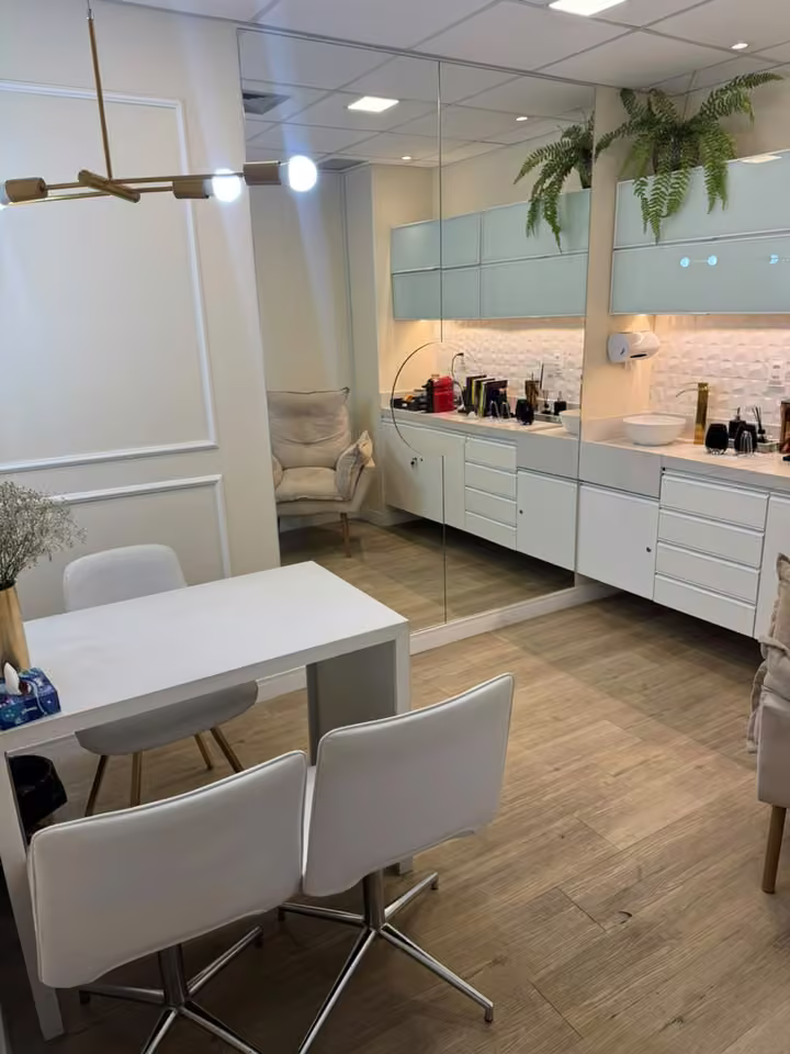 Sala de atendimento da Dra. Sofia Reis com mesa e poltronas